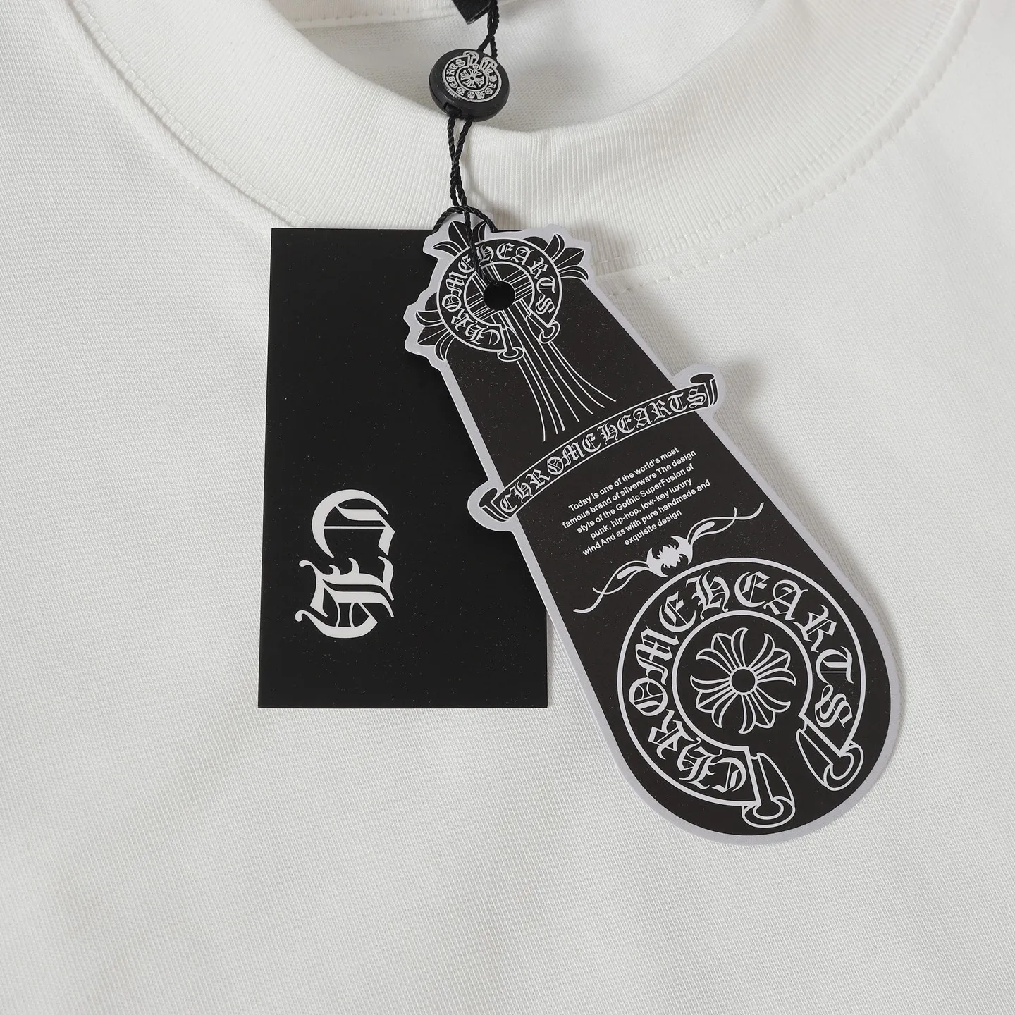 🅿️170 CHROME HEARTS/Chrome Heart CH starry cross printed short-sleeved T-shirt The fabric is made of 280g heavy combed cotton, customized with 32 count 1*1 threads. The ready-made garments are washed twice. The fabric is comfortable and skin-friendly without any strange feeling. Custom-dyed fabrics with high textile density, good drape and not easy to deform. The thick texture and compact spinning process will not affect the breathability of the fabric. The color saturation is very high. Imported digital direct-injection printing technology. A versatile and good-looking short sleeve. The loose fit covers the flesh and looks slim. Color: black, white Size: XS-L